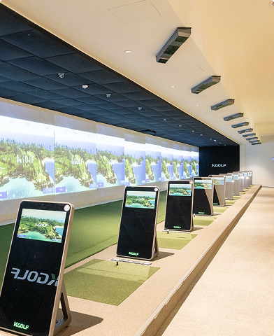 GOLF CLUB <br/> &PUTTING<br/> GREEN