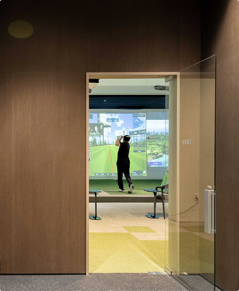 GOLF CLUB <br/> &PUTTING<br/> GREEN